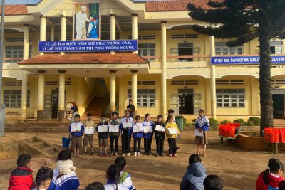 TRƯỜNG TH LÊ QUÝ ĐÔN TẶNG QUÀ TẾT CHO HỌC SINH NGHÈO VÀ TRAO THƯỞNG CHO CÁC LỚP ĐẠT GIẢI TRONG HỘI THI NGHỆ THUẬT TẠO HÌNH TÒ HE