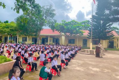 Liên đội TH Lê Quý Đôn phối hợp với Đội CSGT thị xã Buôn Hồ tổ chức tuyên truyền về ATGT cho các em học sinh