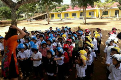 Hãng xe Honda tặng mũ bảo hiểm cho các em học sinh khối 1 Trường TH Lê Quý Đôn
